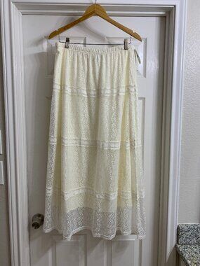 Studio West Apparel Women's Ivory Color Skirt, Size Large (NWT)